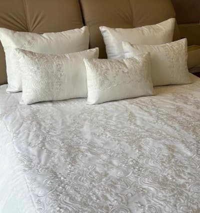 Couvre-lit 6 pièces brodé en ivoire