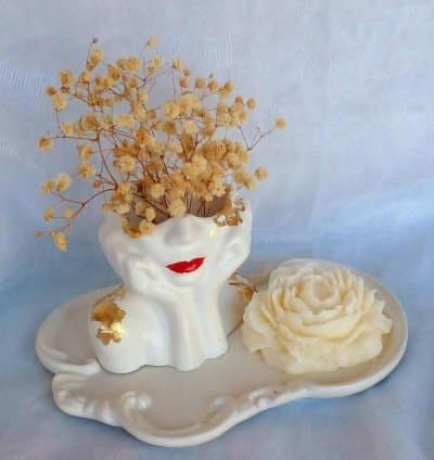 Un set decoratif en plâtre avec bougie parfumé