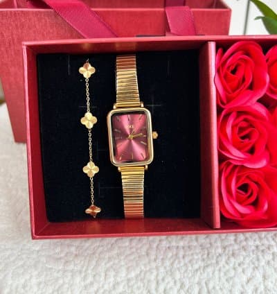 coffret rouge et or composé d’une montre ajustable chic et d’un bracelet trèfle raffiné