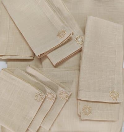 Nappe + 2 chemins de table + serviettes et 3 Serviettes de thé offertes