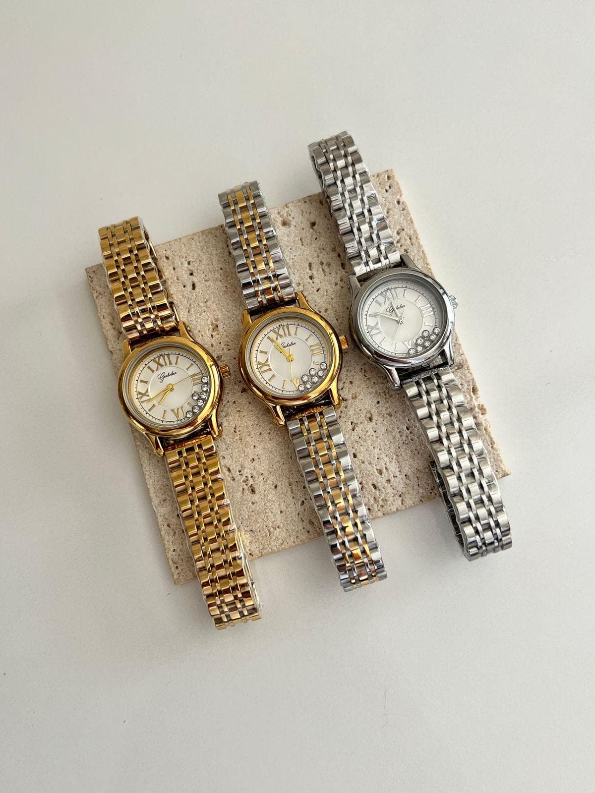Montre femme chic fond blanc – cristaux brillants, 3 coloris