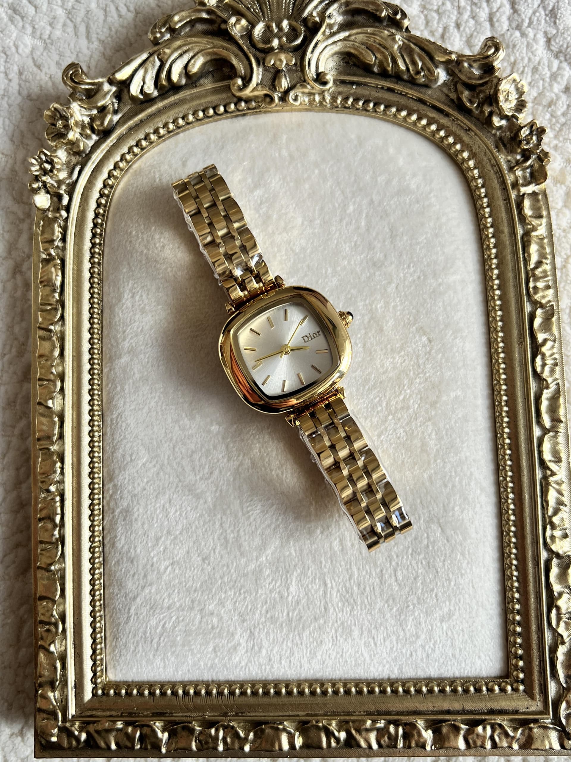 Montre Carrée Classique : Doré ou argenté selon votre style