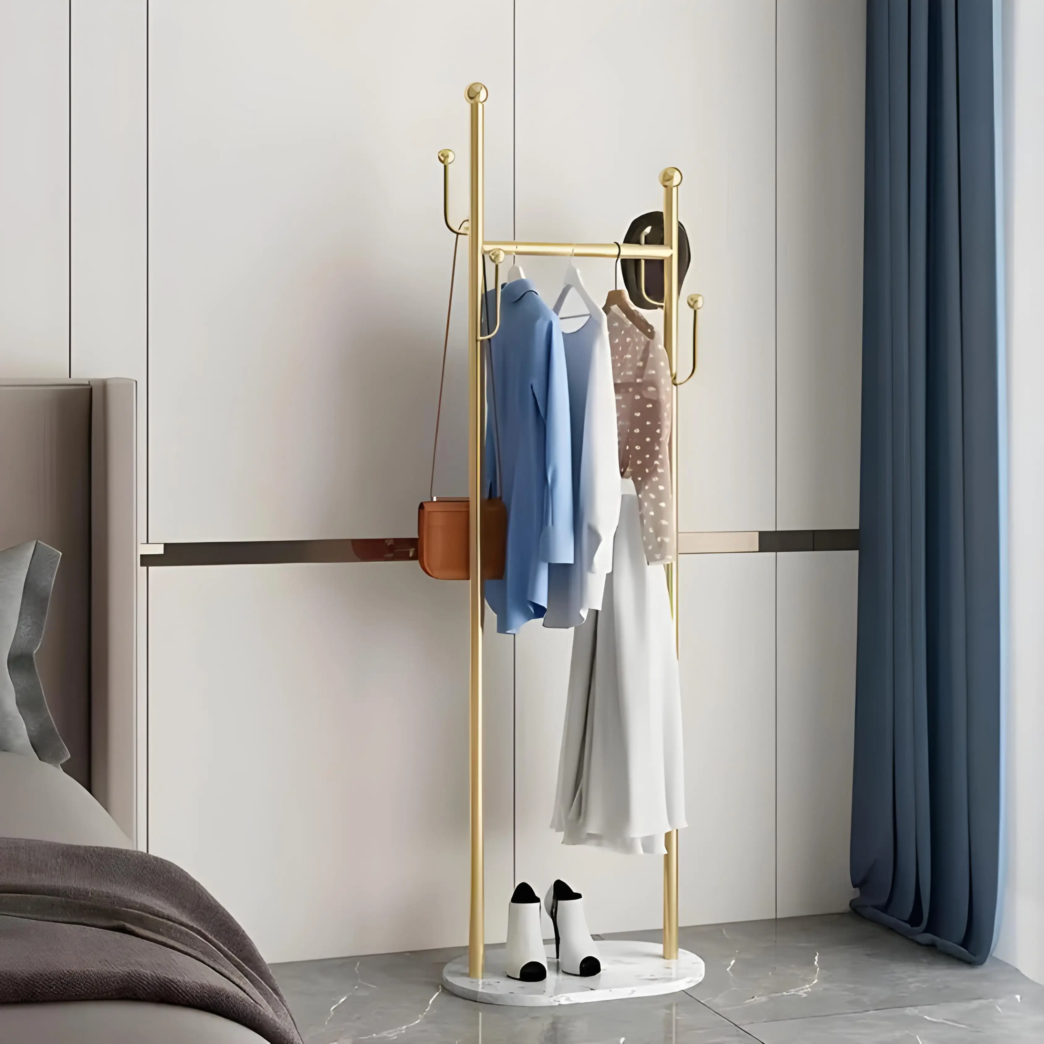 Porte Vetements Design Dore avec Base en Marbre Modele Valencia