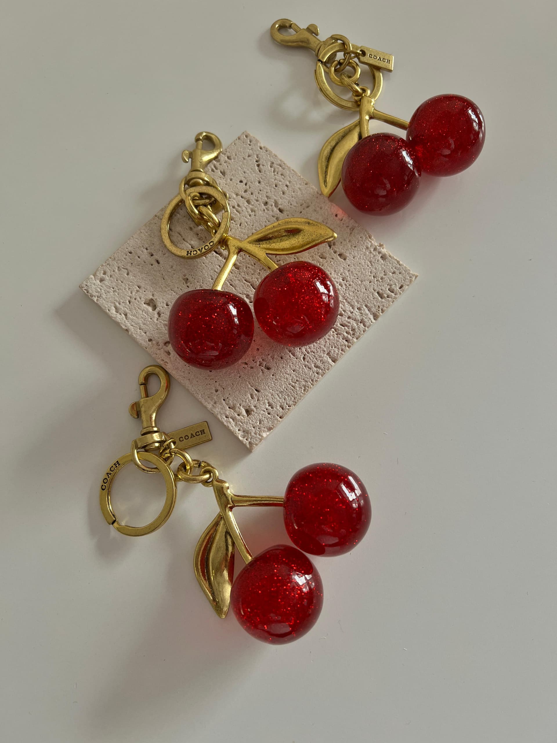 Porte-clé doré cerise 🍒