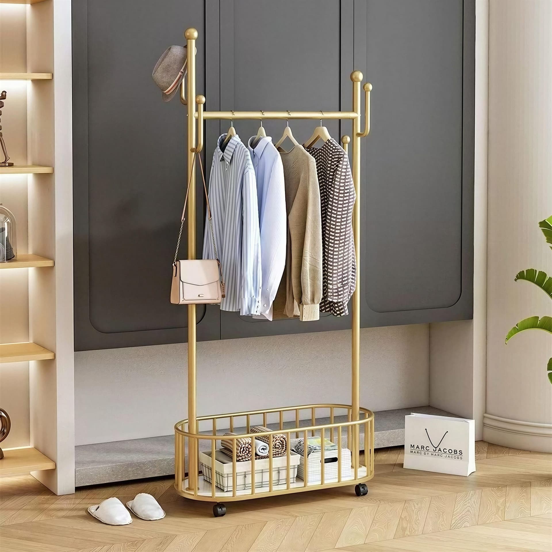 Porte Vetements en Metal Dore avec Roues