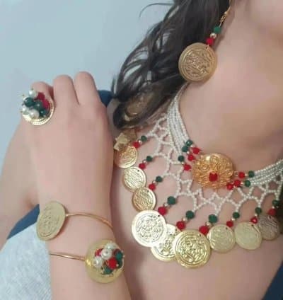 Parure collier bracelet bague et boucles d'oreilles