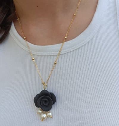 Collier fleur ambre noir