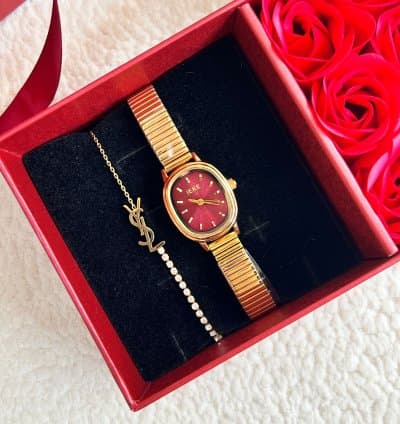 coffret féminin doré et rouge