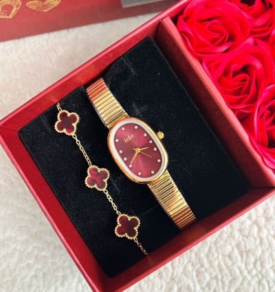 coffret rouge et or : montre ajustable chic et bracelet trèfle raffiné