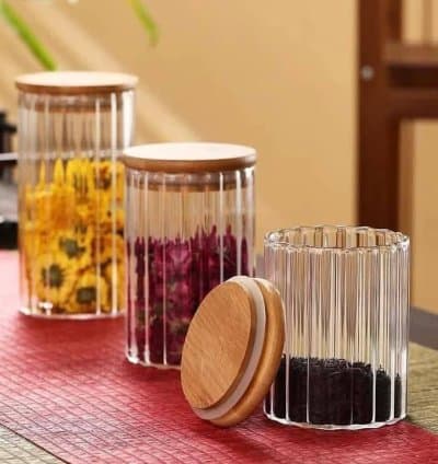 Bocaux en verre avec couvercles en bois