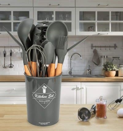 Ensemble d'ustensiles de cuisine en silicone avec des poignées en bois et des pots de rangement.