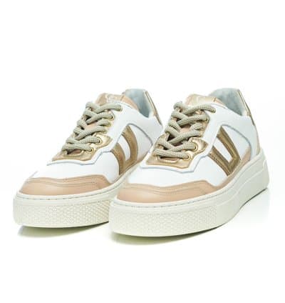 CHAUSSURE BLANCHE AVEC DES ORNEMENTS DORÉS