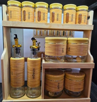 Étagère de cuisine avec bocaux et bouteilles – style bambou